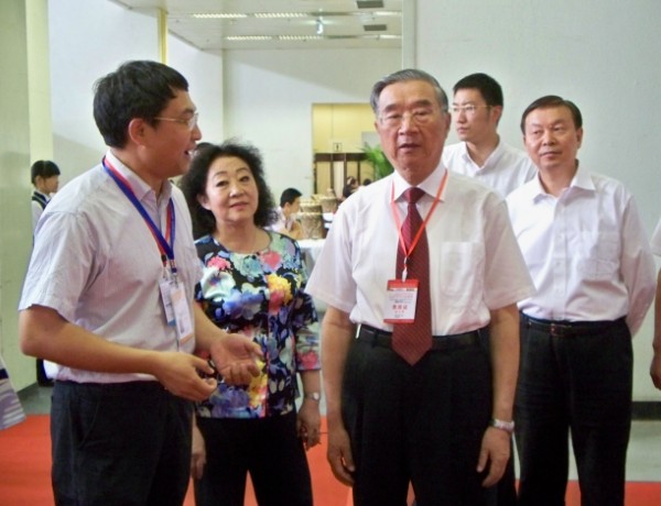北洋集團副總經(jīng)理高明向胡啟立主席、張琪司長介紹北洋產(chǎn)品